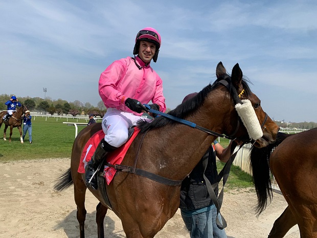 ITALIA. Milano, Big City e Ivan Cherchi in splendido stile nel Giangiacomo Durini, test probante per i 5000 del grande steeple. Doppio Paolo Favero grazie a Berkshire Phoenix e Jan Faltejsek che volano nel Dei Novizi; Ocean Life e Pavel Slozil con classe al rientro nel Piero Pirelli