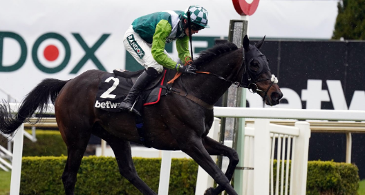 INGHILTERRA. Clan Des Obeaux ed Epatante si confermano nel primo atto del Randox Grand National Meeting. Ad Aintree l’allievo di Paul Nicholls difende il titolo nella Bowl Chase, la femmina di Henderson sbanca la Aintree Hurdle. Sorprese nella Manifesto Chase e Anniversary Juvenile Hurdle riservata ai 4 anni con le vittorie di Millers Bank e Knight Salute a tavolino