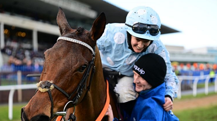 IRLANDA. Fenomeno Honeysuckle, sedicesima vittoria consecutiva per la superstar allenata da Henry de Bromhead. A Punchestown nella Champion Hurdle di fronte ad una folla record di oltre 40 mila spettatori, la portacolori di Kenneth Alexander interpretata da Rachael Blackmore resta imbattuta alzando l’asticella a dodici vittorie di Gr1; secondo un ottimo Echoes In Rain