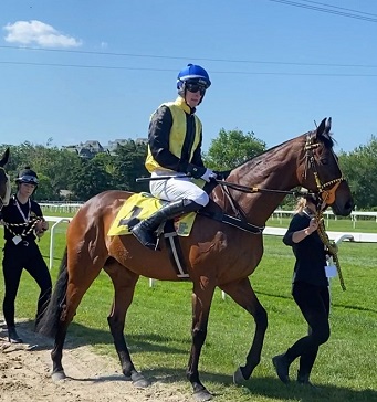 ITALIA. Notti Magiche immenso. A dodici anni il figlio di Montjeu vince per la seconda volta il Grande Steeple Chase di Milano, una carriera meravigliosa per l’allievo di Pepi Vana appartenente al sarentinese Josef Aichner, proprietario al quale spetta gran parte del merito di questa ennesima perla del suo campione