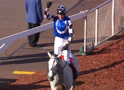 AUSTRALIA. Continua la meravigliosa saga di Saunter Boy e Steven Pateman, che vincono in splendido stile anche il Grand National Hurdle a Sandown Park.  Per Maher ed Eustace, è stata la terza vittoria consecutiva nella corsa da 300 mila dollari, la quinta vittoria del jockey Steven Pateman in gara e la prima dopo il trionfo di Sea King nel 2014