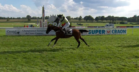 FRANCIA. Twirling fenomenale. Il campione di Christophe Dubourg protagonista delle province francesi, domina in splendido stile con in sella Paul Denis il tradizionale Prix Super U Craon – Prix Louis de Guébriant cross sui 6000 metri, battuto l’altro veterano della corsa Bomari