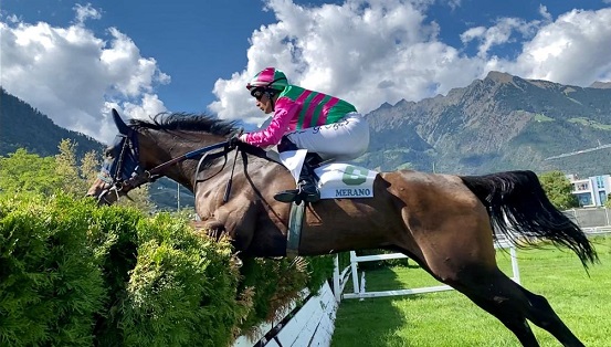 ITALIA. Bella edizione del tradizionale Vincenzo Pollio nella domenica a Merano. Il polacco Pretty King all’esame del chase di Maia contro il ceco Chittussi, il vincitore del Vanoni Ramuntcho il compagno Sopran Mistery, e la cinque anni Velo Dipinto all’esordio sui grandi ostacoli