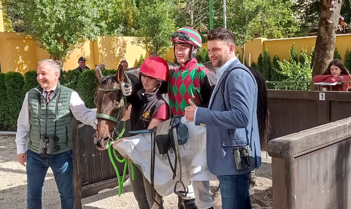 ITALIA. Pavel Slozil Vince Per Noi e saluta. Il jockey ceco ha annunciato l’addio all’attività da jockey professionista dopo la vittoria in sella al portacolori di Mario Montanari. Dream In Blue bene fra i tre anni, Nizami fra i quattro per l’onda lunga Aichner