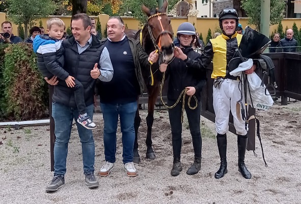 ITALIA. Cala il sipario a Merano ancora una volta nel segno di Josef Aichner, che vince quattro prove della domenica. Il clou di giornata a Ivo nella nuova versione da front runner, bene Dream In Blu fra i tre anni e il vecchio Ole Caballero in cross country. Overly Sweet e Peace Garden ok