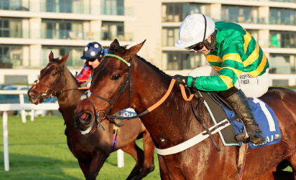 INGHILTERRA. Newbury, Champ batte Paisley Park al termine di una volata emozionante nella Long Distance Hurdle. L’allievo di Nicky Henderson in versione front runner, resiste al finale del portacolori di Andrew Gemmell. Il trainer di Seven Barrows raddoppia con la novità Jet Powered che impressiona nella maiden