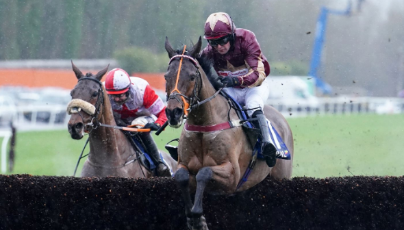 INGHILTERRA. The Two Amigos e David Prichard, splendidi nel Coral Welsh National Chase di Chepstow. A Kempton Park Boothill e Jonathan Burke ok nel Wayward Novice, Editeur Due Gite e Niall Houlihan shock a 28/1 nel Desert Orchid Chase, cade il grande favorito Edwardstone