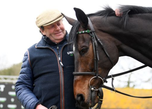 INGHILTERRA. Altior sta meglio. L’ex campione di salti vincitore di due Champion Chase, è in terapia intensiva dopo un grave attacco di colica. Henderson darà aggiornamenti nei prossimi giorni per informare sullo stato di salute del portacolori di Patricia Pugh