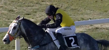 ITALIA. Pisa, Beau Saonois vince in bello stile l’Armando Carangio in steeple chase battendo in volata l’ottimo Bilbo D’Assault, male Quinze de La Rose. Mascalzone a sorpresa nella prova sulle siepi riservata ai 4 anni, fra gli anziani in handicap vince Dopo di Me