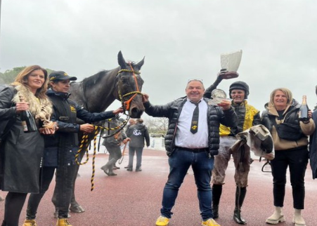 ITALIA. Josef Aichner pensa alla Francia. Dopo la memorabile vittoria di Suroit a Cagnes Sur Mer e la sfortunatissima prova di Auteuil, il proprietario di Val Sarentino e il suo team guardano con fiducia ai prossimi impegni transalpini, con un sogno proibito nel cassetto, il Paris!