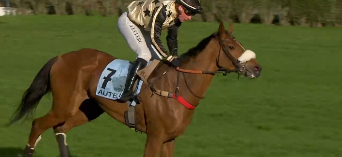 FRANCIA. Auteuil, Rosario Baron vince in bello stile il Prix Troytown, ma l’italiano Suroit corre alla grande terminando secondo dopo un clamoroso alla siepe finale che gli ha compromesso un ptenziale successo. Figuero e Starlet du Mesnil hanno completato il marcatore