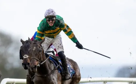 IRLANDA. Onda lunga Mullins. Il Champion trainer vince per la seconda volta l’Irish Grand National a Fairyhouse grazie ad I Am Maximus e Paul Townend per i colori del magnate irlandese Jp McManus, battuto Gevrey per Gordon Elliott che ha preceduto Defi Blue e Dolcita