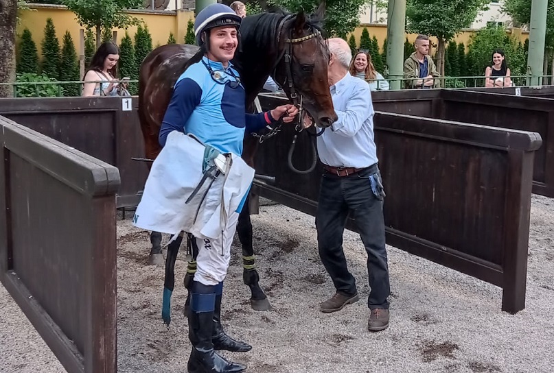 ITALIA. Merano, Santa Klara torna a vincere in bello stile. Nel Giulio Coccia l’allieva di Pepi Vana batte una strepitosa Zubiena e si candida al prossimo Grande Steeple Chase di Roma. Last Stand novità ok per Paolo Favero, Bornasco ancora a segno sullo steeple chase, bene anche Un Beso