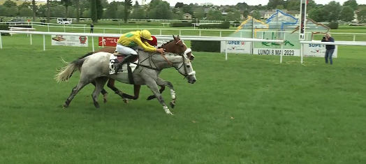 FRANCIA. Twist de la Barre e Dylan Lecomte di misura su Historien nel Grand Steeple Alain du Breil Prix de l’Asselco a Le Lion D’Angers. L’allievo di Pascal Journiac batte al centimetro l’outsider Historien, El Marte al terzo posto avanti ad Hermitage