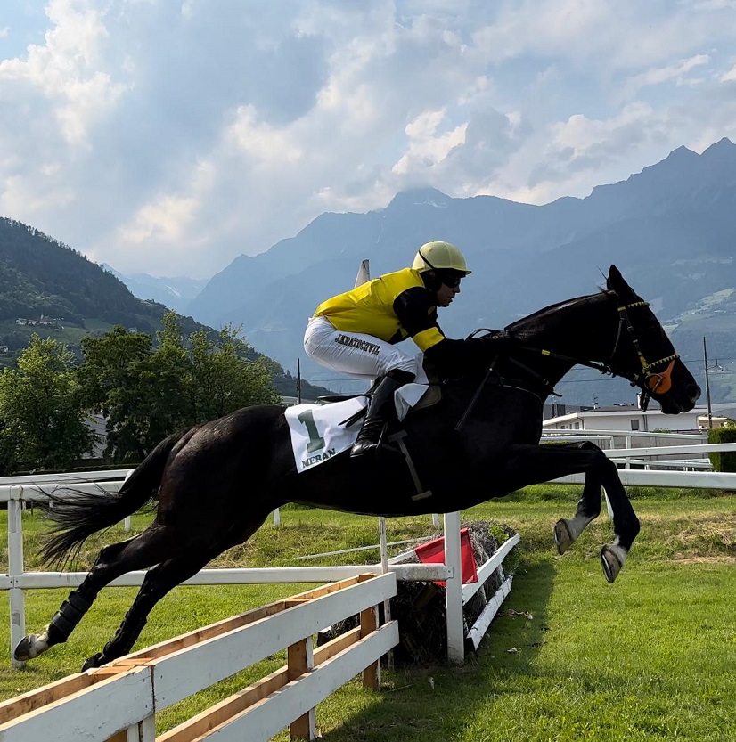 ITALIA. Almost Human perfetto nel Courtier Du Val, l’allievo dei Vana domina il cross con in sella Jan Kratochvil al triplo in giornata. Charles Street vince il Giuseppe Chiodini, Desert Fighter unico sopravvissuto fra i tre anni del Coccia, Notti è sempre Magico