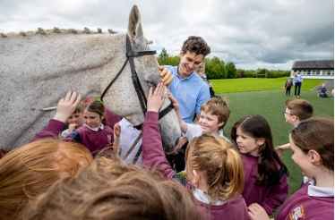 IRLANDA. L’ex jockey Danny Mullins lancia Road To Racing. Il plurivincitore di grade one e nipote del champion trainer Willie, ha promosso un’importante iniziativa fra i ragazzi delle scuole elementari di Gowran National, in un viaggio educativo di quattro episodi attraverso le corse dei cavalli e il loro movimento