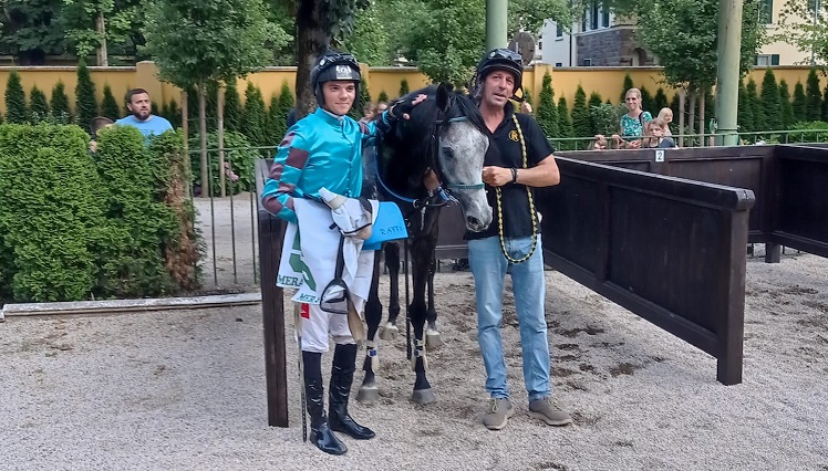 ITALIA. Merano, Zain Master e il giovane Francesco Mula si confermano nella novices di giornata. Fra i quattro anni Sopran Meneghino torna sul suo standard, El Bulli metronomo vince la siepi, Heichal e Tereza Polesna sorpresissima nel cross country