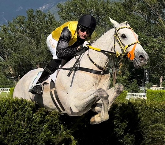 ITALIA. Merano, Mauricius senza avversari nella Gran Corsa Siepi d’Italia. L’allievo di Josef Vana Jr ha preceduto il compagno Zanini e il ceco Skins Rock. Nel Criterium Don’t Dream dice no ai compagni Aslano e Costa Rica; Natris e Gabriele Agus in gran momento di forma, Flemaron ok fra i tre anni