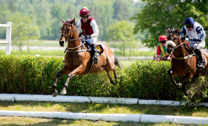 SVEZIA. Tredici anni dopo la sua ultima vittoria, il 52 enne Niklas Loven in sella a Mutadaffeq conquista lo Svenskt Grand National di Strömsholm. Trionfo per la sua formatrice Karen Kuszli al terzo anno come allenatrice professionista