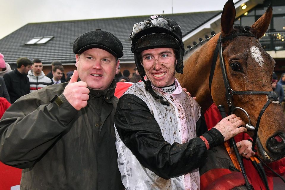 INGHILTERRA. Jack Kennedy è tornato in azione domenica a Cartmel dopo una lunga pausa post infortunio. Il top jockey ha ottenuto un paio di piazzamenti per il suo mentore Gordon Elliott; nella giornata prima vittoria da allenatore per Cian Michael Collins grazie a Fiveonefive, mezza proprietà italiana di Salvatore Giannini