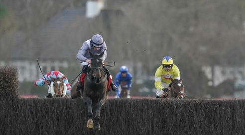 INGHILTERRA. Blitz straordinario di Il Est Francais. Il transalpino di Noel George ed Amanda Zetterholm interpretato da James Reveley, strabiliante nel Gr1 del Kauto Star Novices Chase