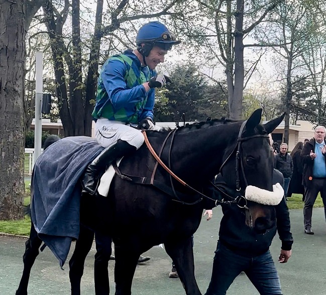 FRANCIA. Auteuil, rientro in bello stile per Losange Bleu. Il cinque anni allenato da Dominique Bressou, vince al rientro il Prix l’Hypothése e si candida alla prossima French Champion Hurdle