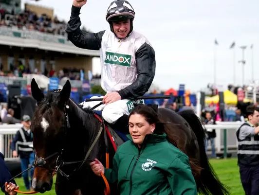 INGHILTERRA. Gerri Colombe super. L’allievo di Gordon Elliott si conferma ad Aintree per vincere il Bowl Chase contro uno stoico Ahoy Senor. Impaire Et Passe di narice nell’Aintree Hurdle si salva da Bob Olinger e dall’inchiesta degli stewards. Il Etait Temps domina il Manifesto, Sir Gino resta imbattuto nel Juvenile