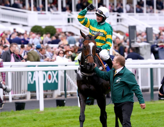 INGHILTERRA. Jonbon di sostanza. Il figlio di Walk In The Park vince il Melling Chase nel secondo giorno di corse ad Aintree, battendo in un finale vibrante Conflated e Protektorat. Tripla per Jp McManus grazie alle vittorie di Inothewayurthinkin e Mystical Power