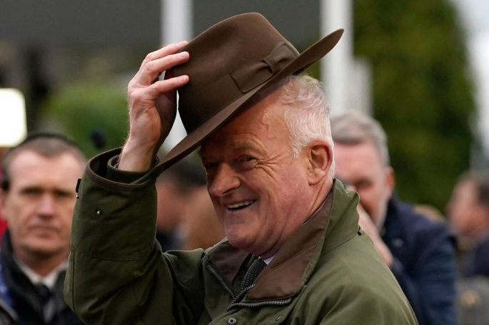 INGHILTERRA. Immenso Willie Mullins. Settant’anni dopo le imprese del mitico Vincent O’Brien, il formatore di Closutton dopo il suo 17esimo titolo irlandese, conquista per la prima volta anche quello in Uk. Jonbon vince il Celebration Chase, ultimo Gr1 della stagione