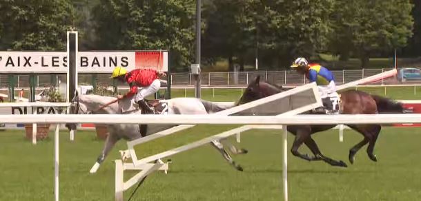 FRANCIA. Booster Du Berlais di forza nel Grand Steeple Chase D’Aix Les Bains. L’allievo di Macaire ben interpretato da Kilian Dubourg, ha prevalso nei confronti di Ayrton Banks e Rosa Kleb, caduta l’italiana Vezzana