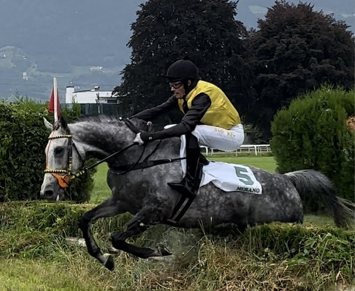 ITALIA. Beau Saonois domina a Maia l’Anniversario Degli Steeple Chase d’Italia. L’allievo di Pepi Vana si conferma nel cross country lasciando a distacco Younes e Normandy Dela Vega. Dalton Stoico vince ancora a dodici anni, in sella Oleksandr Ryzhak