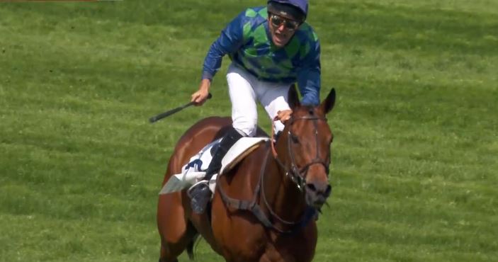 FRANCIA. Auteuil, Diamond Carl e Clement Lefebvre, danno la prima gioia al top trainer Francois Nicolle nel Grand Steeple Chase de Paris. Il portacolori della famiglia Papot, ha battuto Kolokico e Grandeur Nature